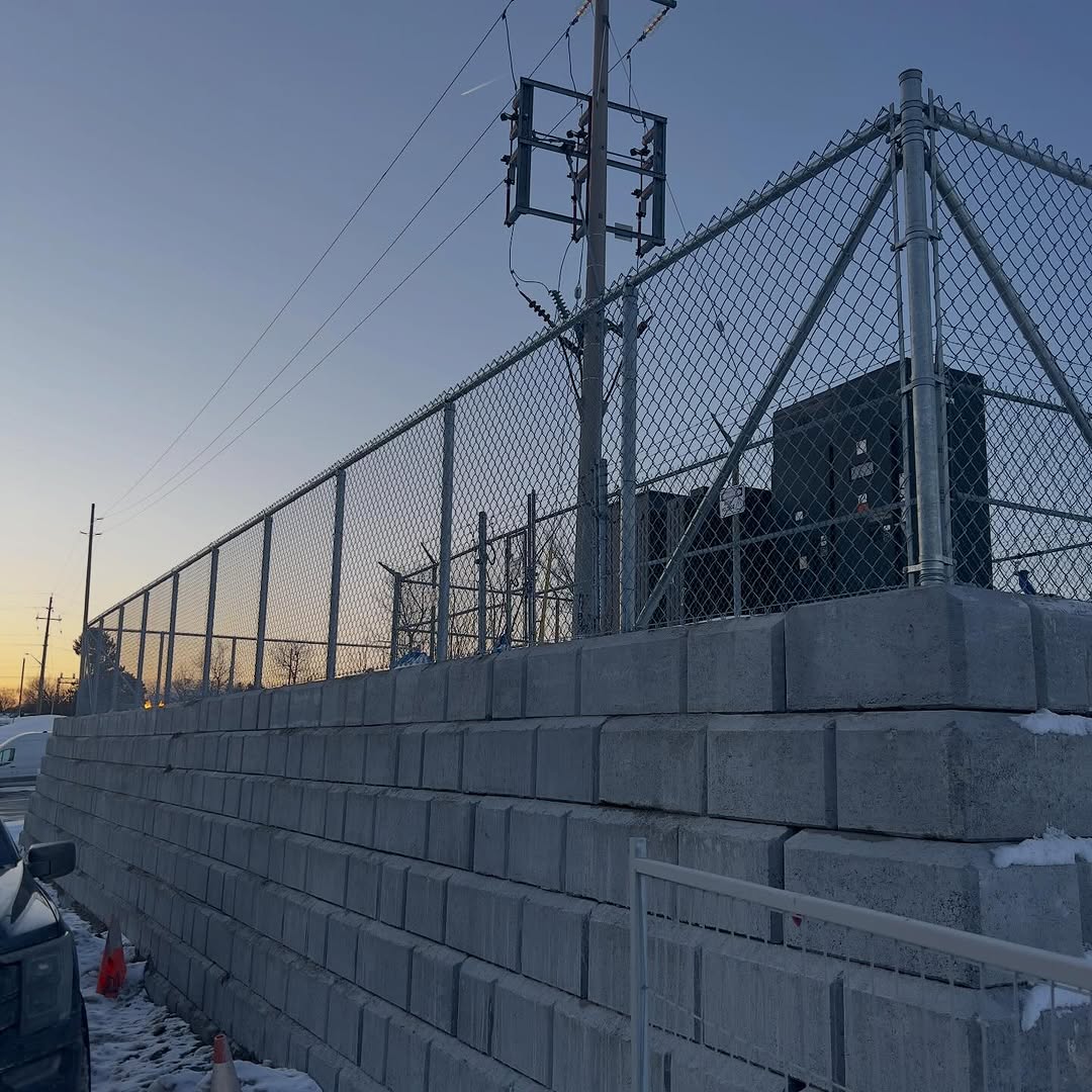 🔹CHAIN LINK 

📌  Chain link fences are strong, resilient, and extremely durable. Maintenance requirements are practically non-existent, making these fences even more cost effective as time wears on

🦺 We install various types of fence for any sized properties for both residential and commercial clients

📍 Contact us today for your free estimate:

📱 (647) 913 6405

📨 info@propertyfence.ca

#propertyfence #propertyfencing #chainlink #property #propertyinvestment